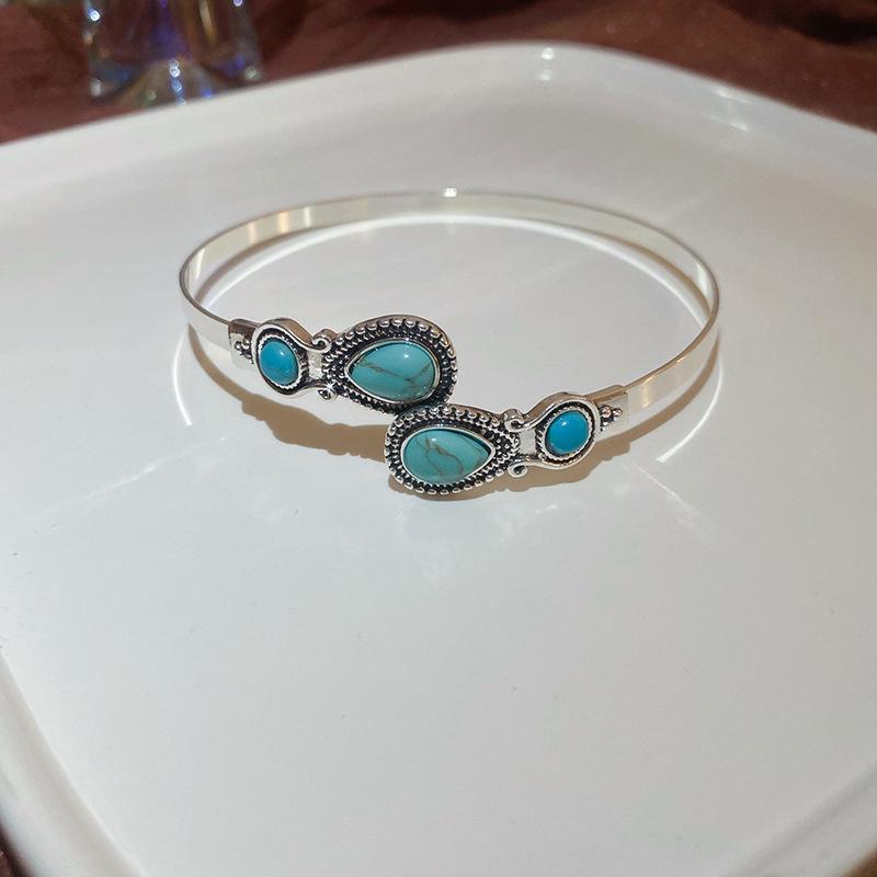 

Double-Layer Geometric Criss-Cross Bracelet: Minimalist High-End Fashion for Versatile Everyday Wear
