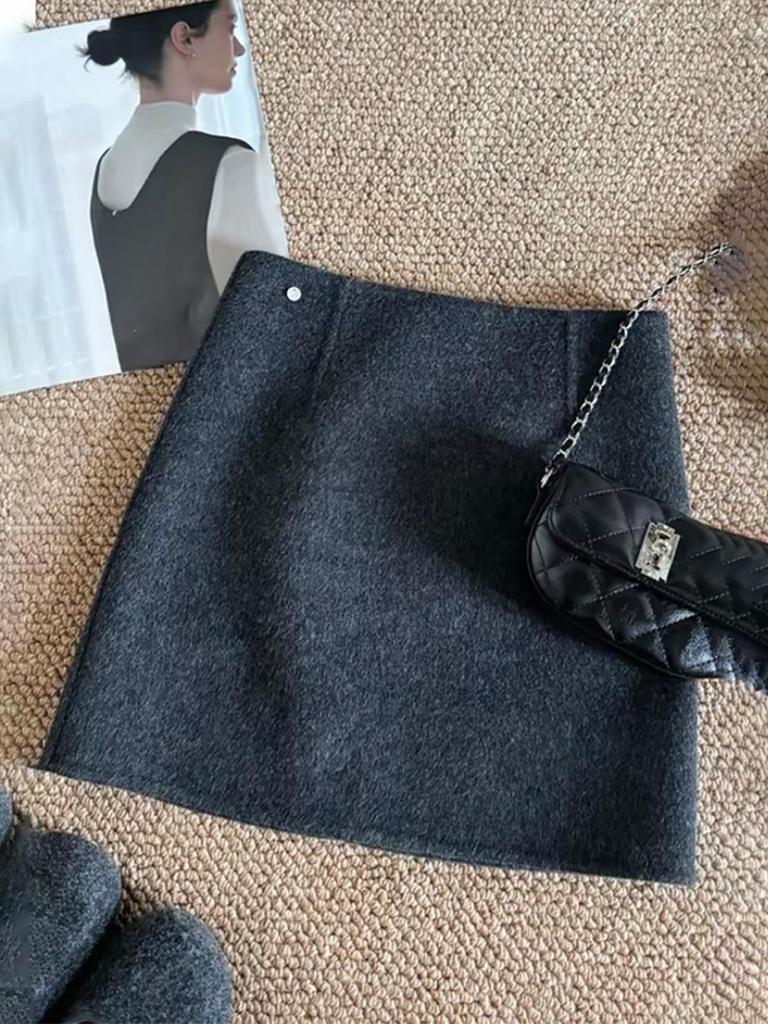 Pure color wool blend A-line bodycon half-skirt, women's grey, short, Korean style, simple, versatile for Autumn/Winter 2026 in black.