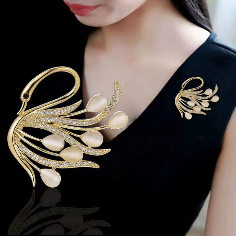 Elegant Luxury Brooch: Versatile and Exquisite Pin for Suit Jackets - Japanese and Korean Inspired Design