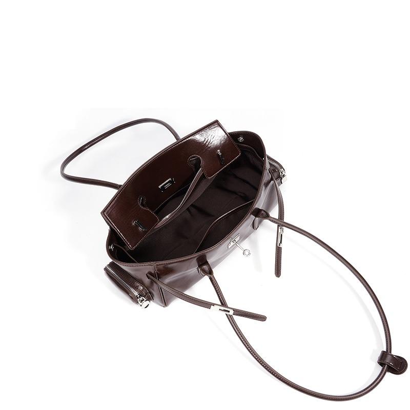 Die neue Lokomotivtasche ist eine einfache und geräumige High-End-Tasche, eine modische Ledernische-Design-Umhängetasche.