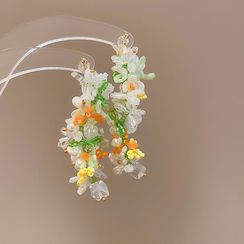 Boucles d'oreilles bohèmes roses à fleurs de perles de rocaille et pompons de perles