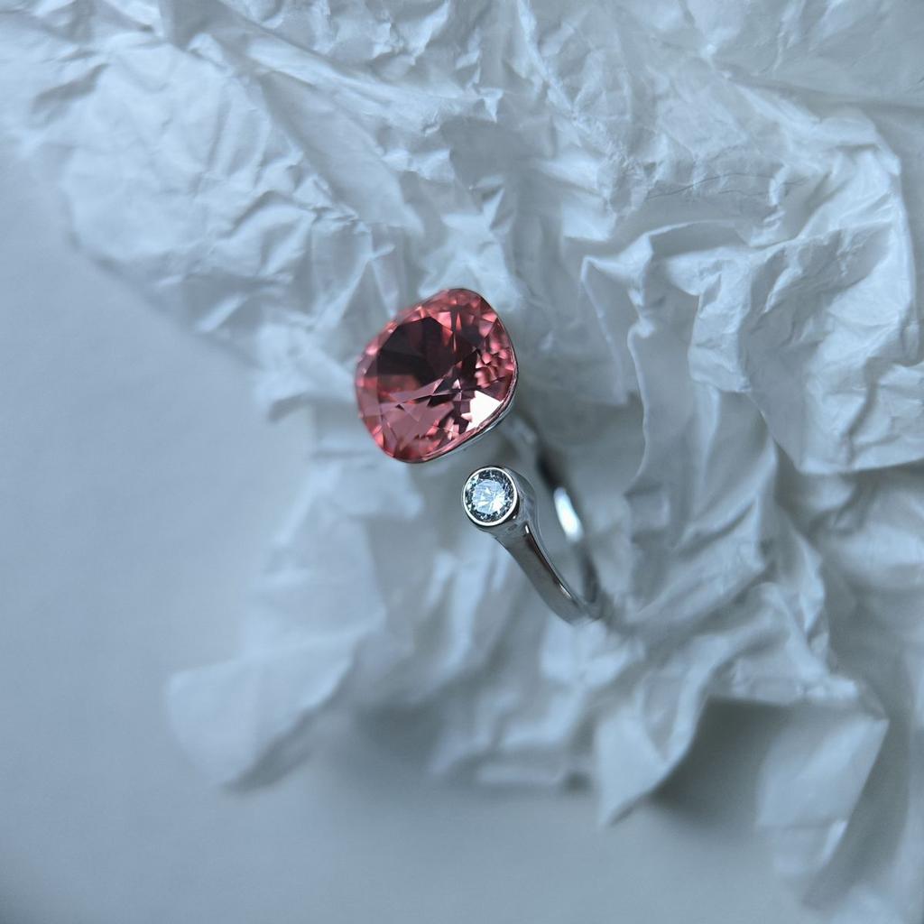Серебряное кольцо с фианитами, вес изделия 4,7 гр (60002216)