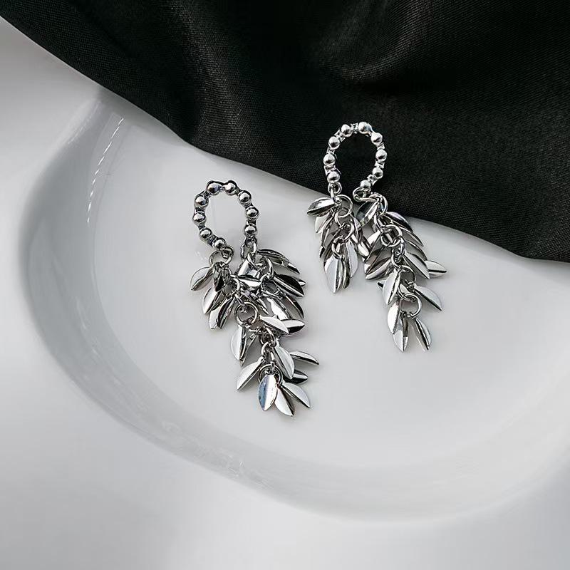 Шикарные серебряные серьги с кисточками: Универсальные ретро-гвоздики с роскошным видом