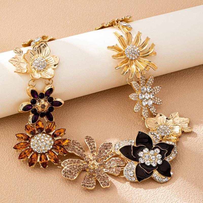 Retro Elegant 3D Flower Necklace - Minimalist Unique Design, Perfect for Women, Versatile Fashion Accessory M705