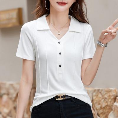 La T-shirt a risvolto, aderente, elasticizzata e a mezza manica è alla moda, versatile ed elegante