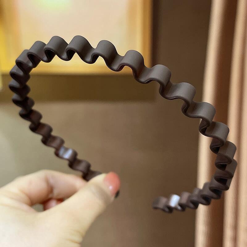 

Retro Non-Slip Hairband: Elegant Headband for Washing Face, Students, Simple Hair Accessory, Wave Hair Tie, Practical Head Wrap Clip темно-коричневого кольору