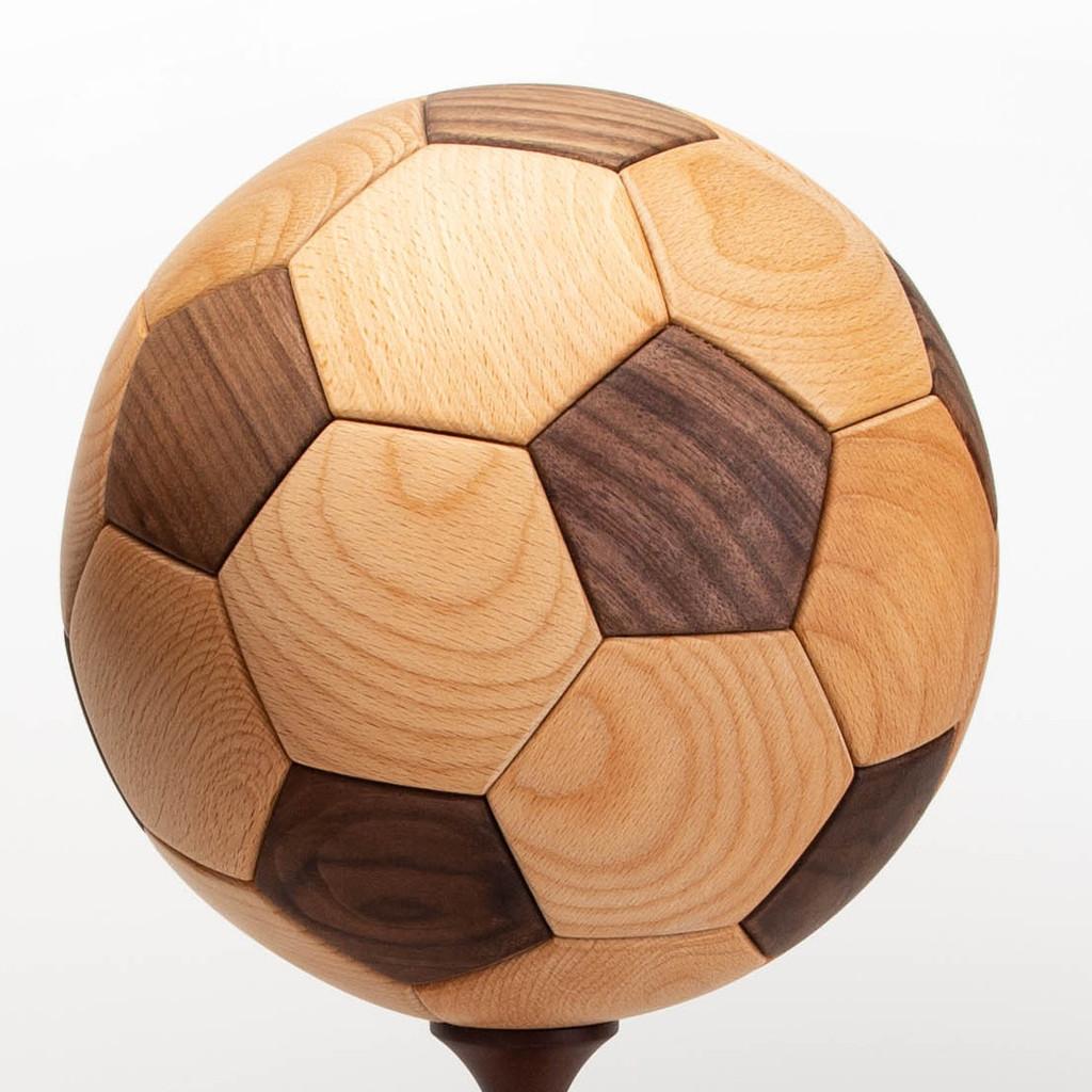 Teakholz Fußball Dekoration mit traditioneller Holzverbindung für Kinderzimmer und als Geschenk