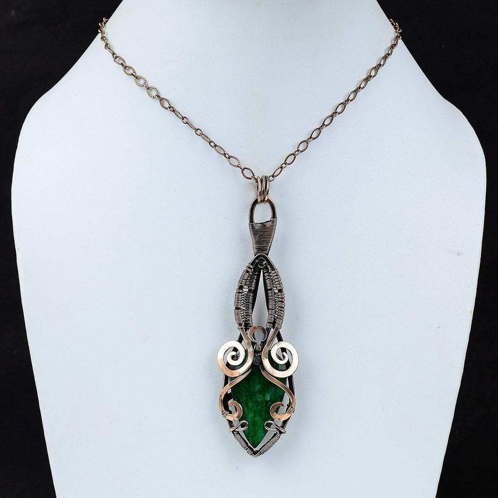 Bijuterii cu pietre prețioase de smarald create în laborator, pandantiv lucrat manual învelit cu sârmă de cupru pur