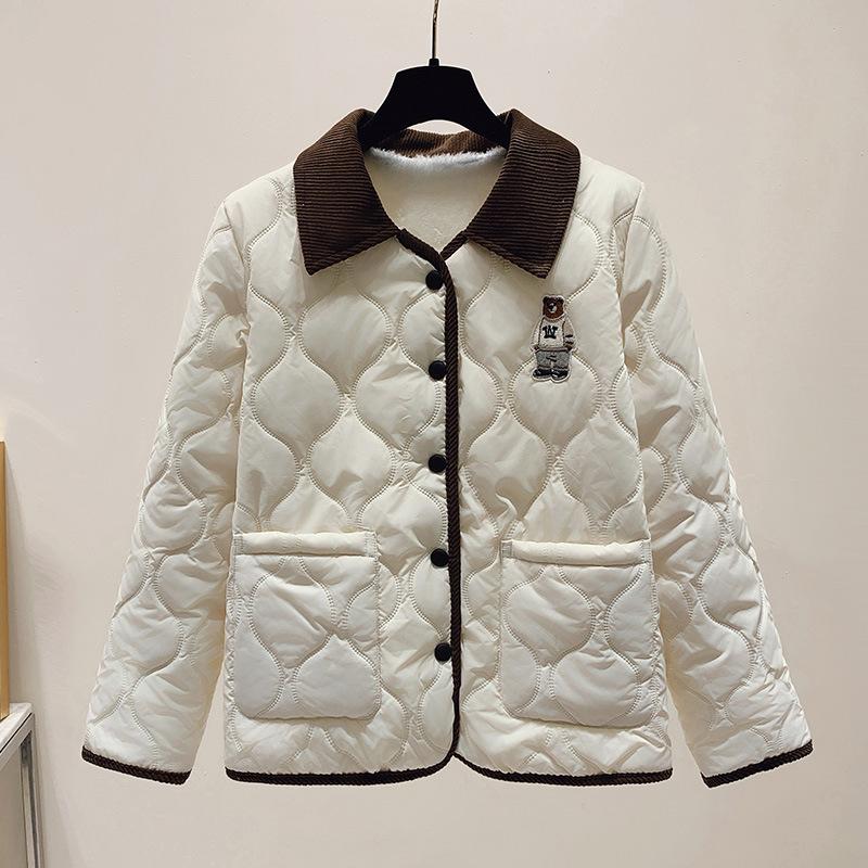 

Женская зимняя куртка из хлопка с вышитым плюшевым мишкой в стиле ретро с окантовкой и контрастными цветными вельветовыми лацканами, хлопковая куртка с ностальгией XXL белый