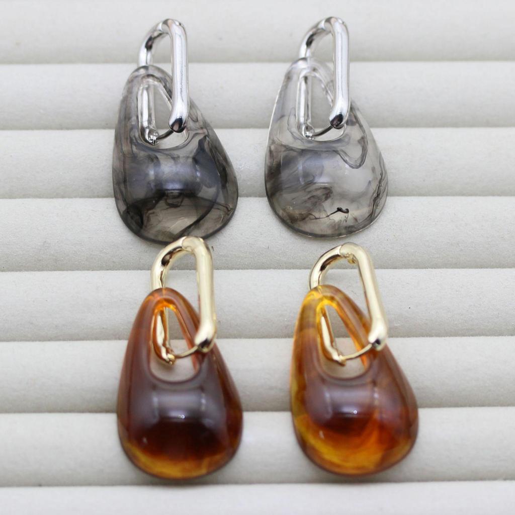 Retro Europäische & Amerikanische Acryl-Ohrringe: Vintage goldfarbene, kaffeefarbene, transparente Wassertropfen-Manschetten.