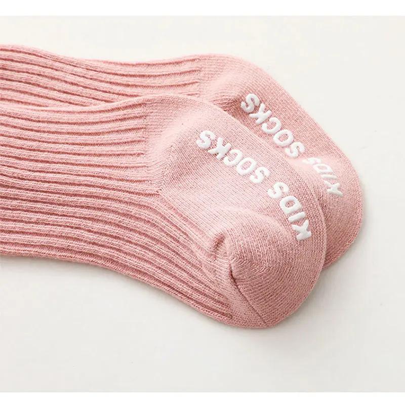 Herbst Winter Baby Mädchen Junge Einfarbig Weiß Buchstabe Bodensocken für 0-3J Kleinkinder Kinder Neugeborenes Baby Weiche Baumwolle Rutschfeste Strümpfe