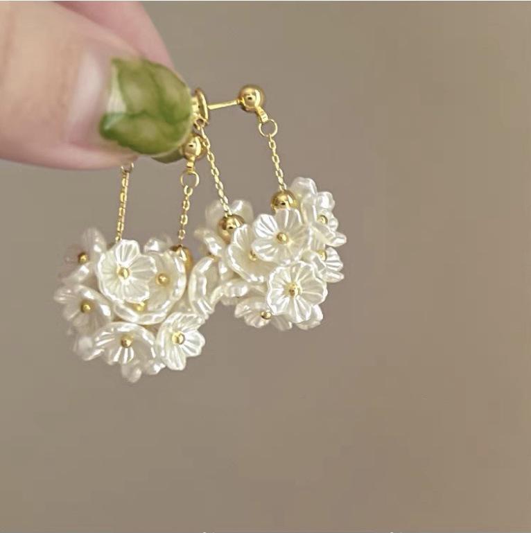 Boucles d'oreilles Fleur Géométrique Élégantes: Clous luxueux et polyvalents pour femmes