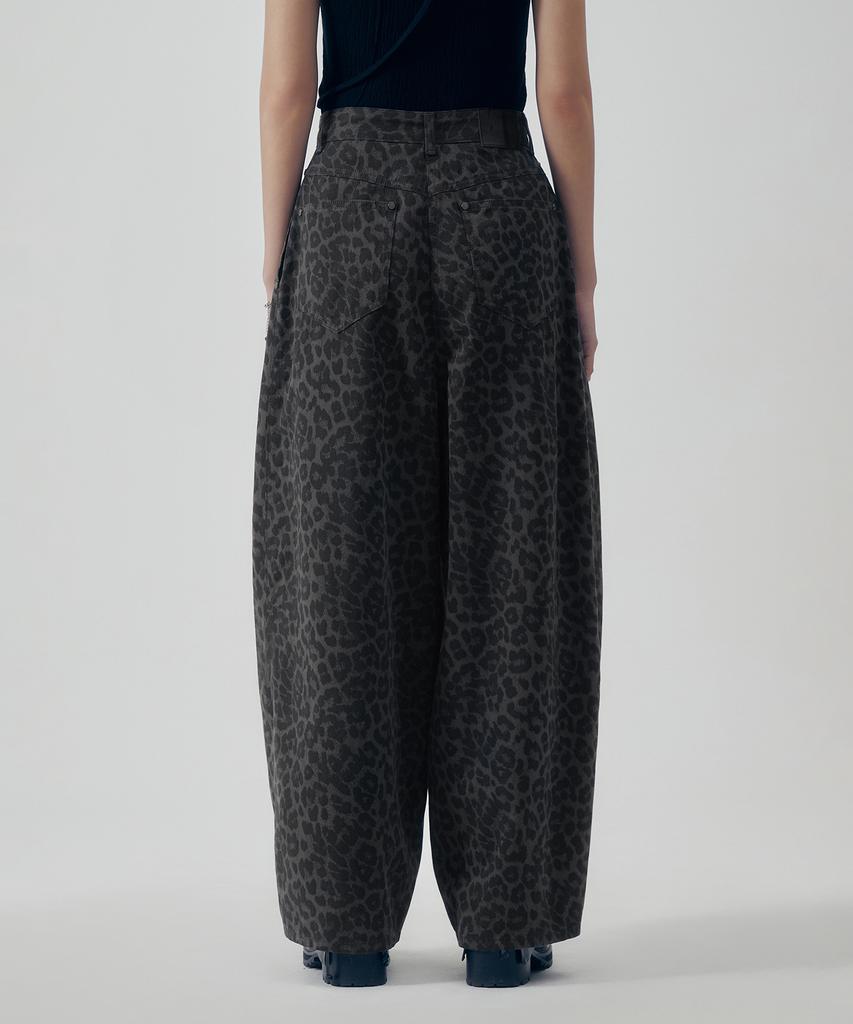 Teulimingbeodeu Leopard Curved Balloon Fit Denim Pants [ Multi ]