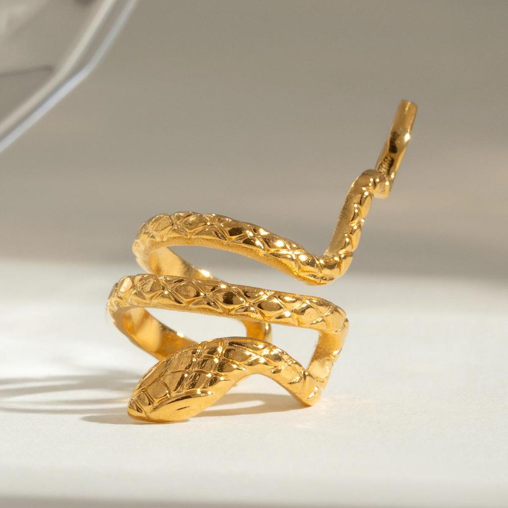 Elegant 18k Gold Hammered Snake-Shaped Ear Cuff Earrings