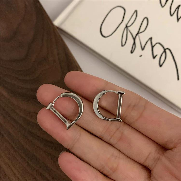 

Ретро минималистичные металлические серьги в форме буквы D: Компактный, универсальный дизайн для ежедневного ношения