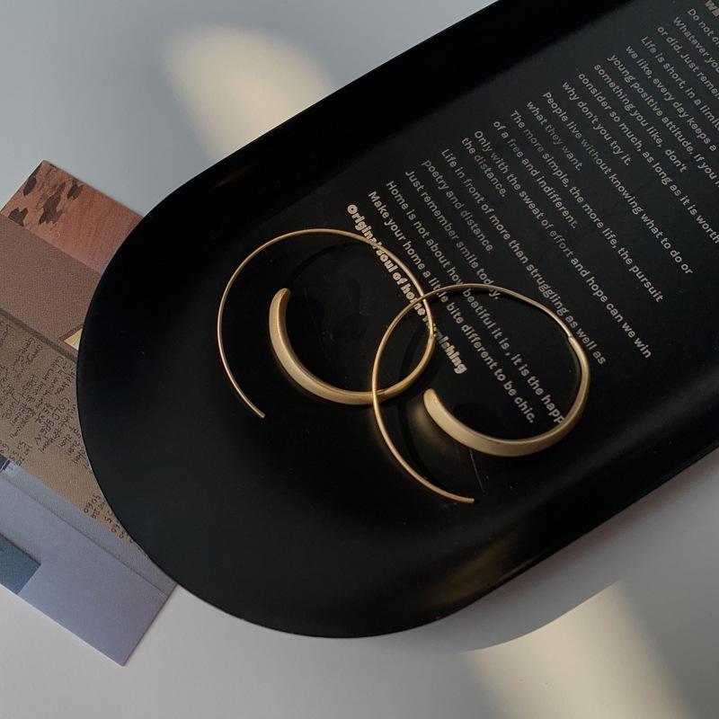 Modetrend Matte Frostige Textur Ohrringe für Damen Gold Schlichtes Temperament Persönlichkeit Piercing Große Creolen Schmuck