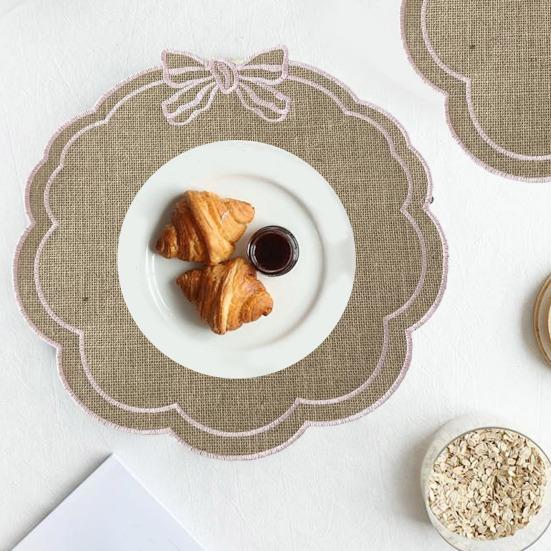 Placemat with Petal Shape And Bow Embroidery Table Mat Round Heat Insulation Non-Slip Oil Resistant Placemat for Dining Room