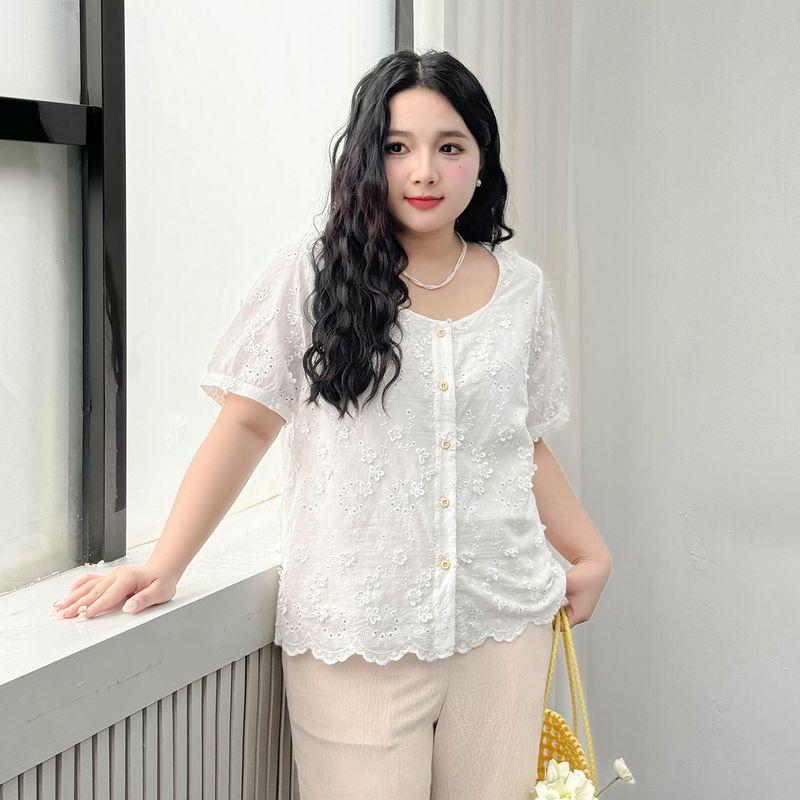 

Plus size women clothing [Unique Chic Beautiful Top] Heavy Industry Three-Dimensional Embroidery Slimming Summer Chubby Girl Short sleeve Shirts Cheese White-Tops 9xl