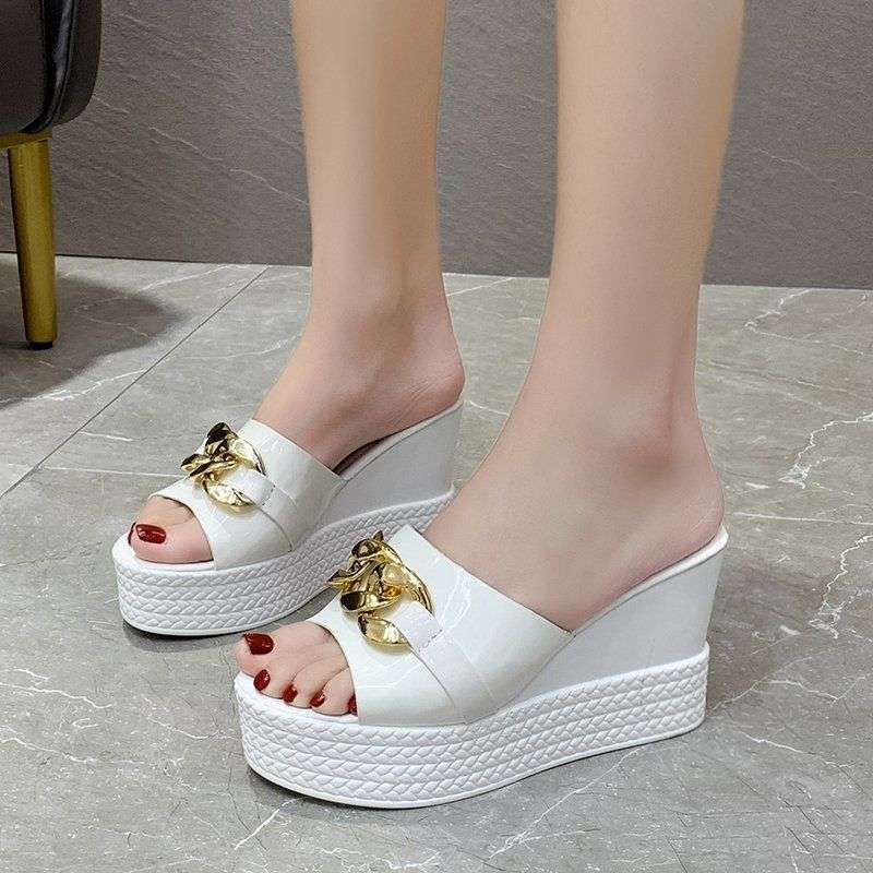 Keilabsatz coole Hausschuhe Damen Sommer 2025 neu Muffin hoher Absatz erhöht dicke Sohle Kette Ein-Wort Außen Trage Sandalen