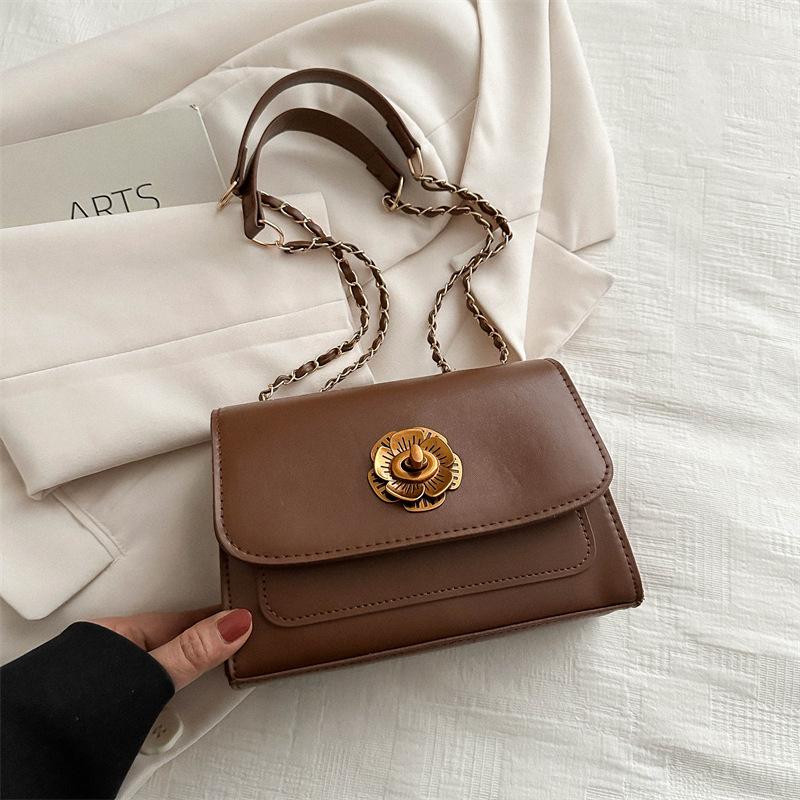 

Retro temperament simple lock small bag women s 2025 spring new versatile ins shoulder messenger bag small square bag коричневий