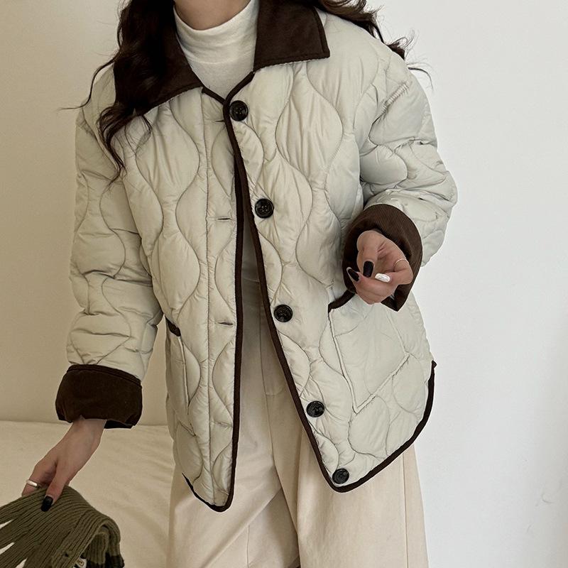 Kurze koreanische Version der Daunenjacke für Damen mit Revers in Kontrastfarbe, lockere wattierte Jacke