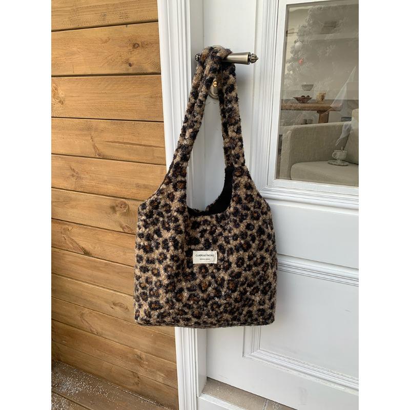 

Leopard print plush bag women s winter new commuter college wind tote bag large capacity shoulder hair bag tide коричневый