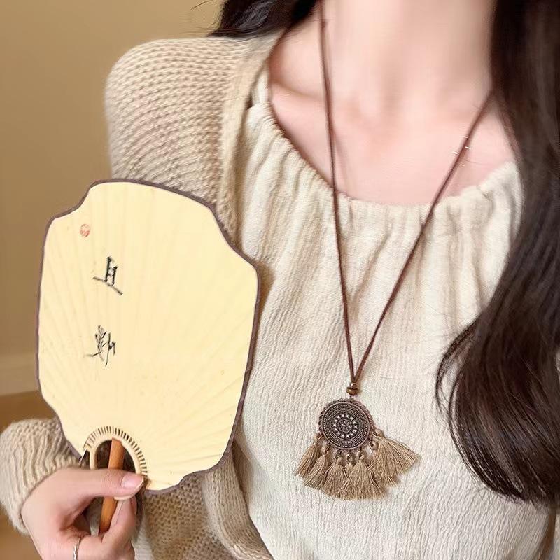 New Chinese Retro Popular Ethnic Style Necklace Women's Versatile Niche Long Sweater Chain High-end Simple Accessories