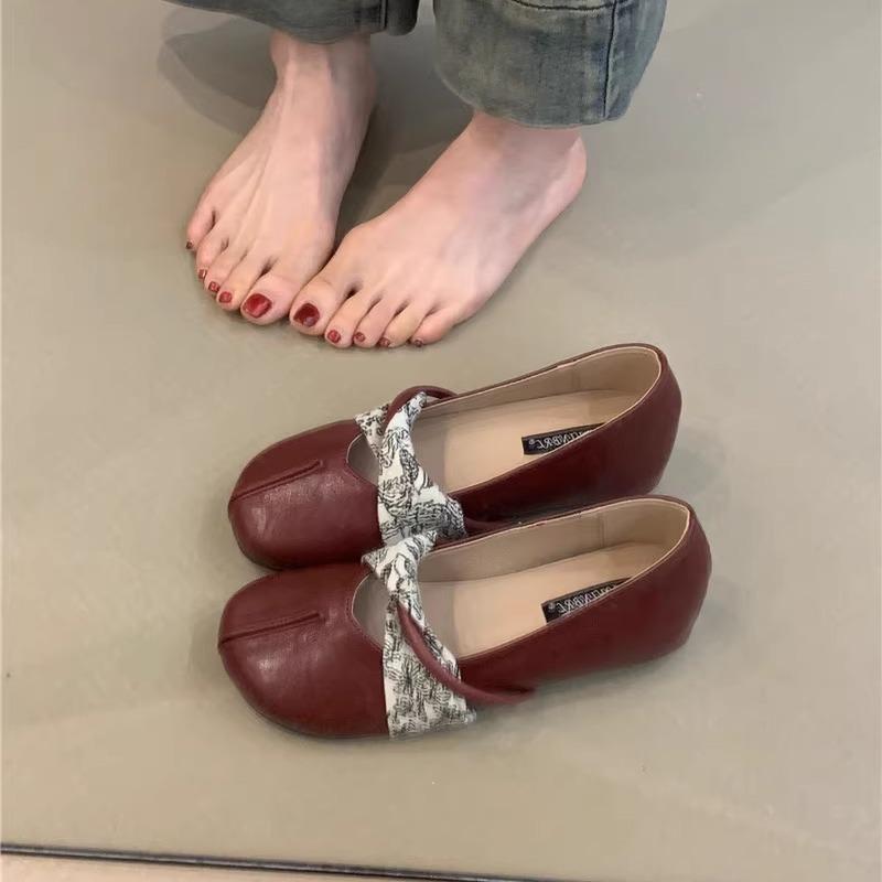 Retro Mary Jane shoes spring 2025 French temperament elegant with skirt round head inner height increase evening shoes single shoes