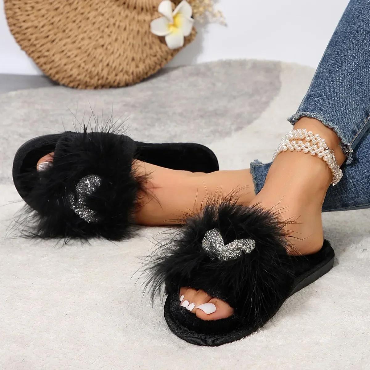 

Теплі плюшеві тапочки. Жіночі шльопанці. Жіноче взуття на низьких підборах. Жіноче взуття. Пухнасті хутряні тапочки. 38 чорний