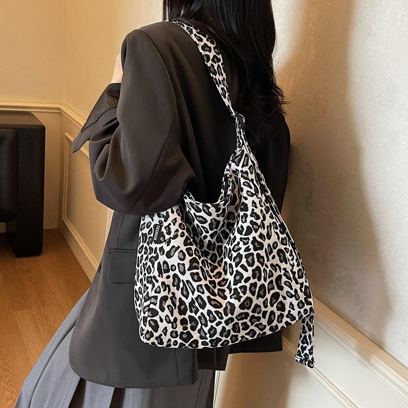 Fashion leopard print canvas bag women's 2025 new Korean version large-capacity messenger bag commuter shoulder armpit tote bag