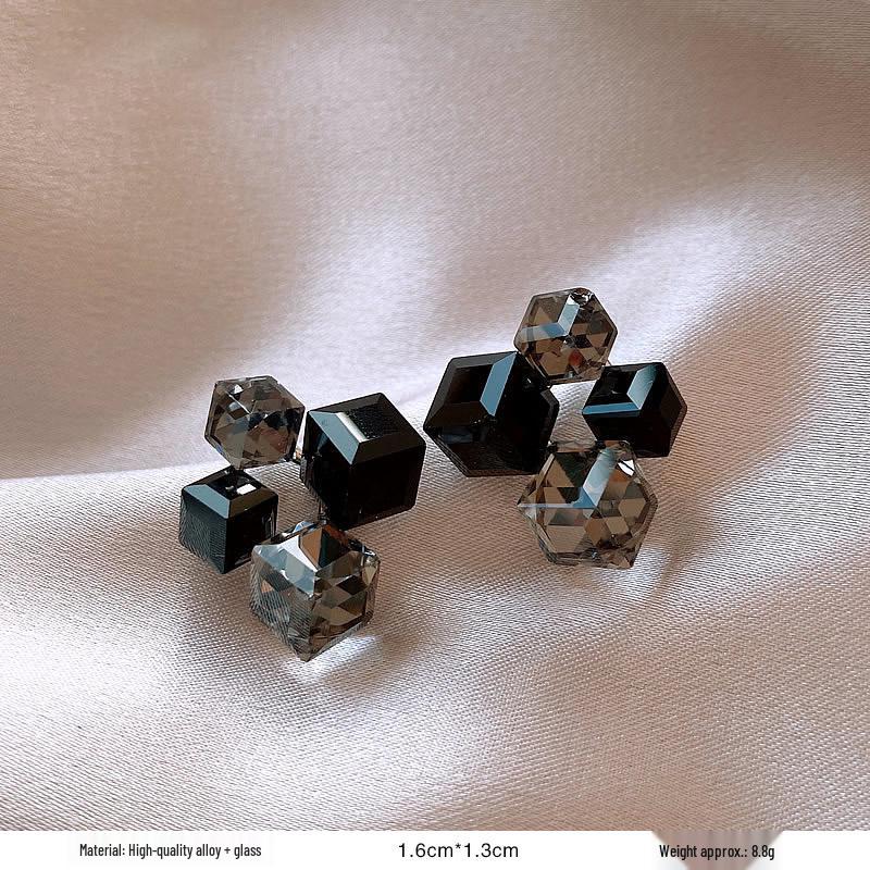 French Retro Pearl Plaid Earrings: Luxury Korean Studs for Women