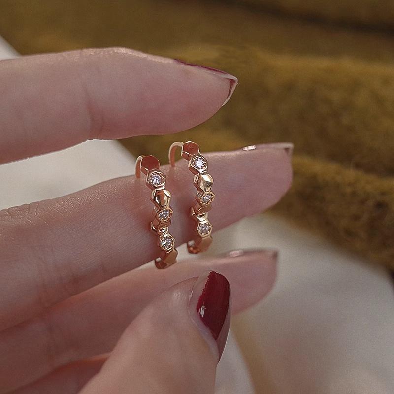 

Інс Вітер Соти Сережки Жіночі Відчуття Розкоші Нішеві Сережки Прості Сотня з Модним Дизайном Сережки-кільця Приплив Офісні Повсякденні