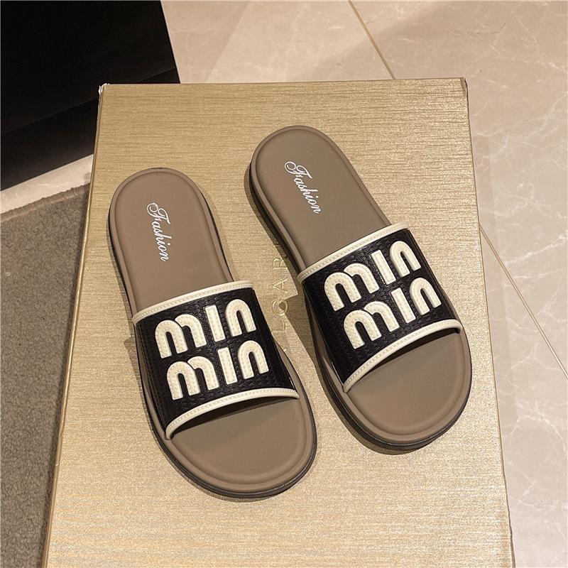 

Тапочки женские летние уличные новая мода пляжные шлепанцы на плоской подошве универсальные комнатные нескользящие прохладные тапочки 40-41 (one size smaller)