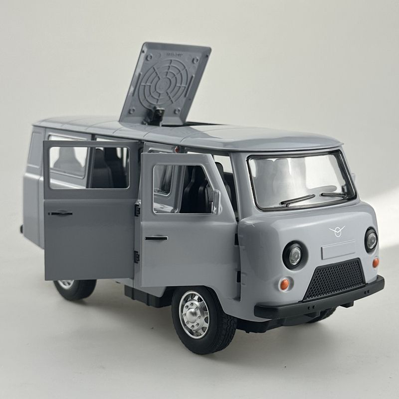 1/18 UAZ Traveler Alloy Van Car Model Diecasts Metal Off-road Vehicles Car Model Sound Light Simulation Collection Kids Toy Gift