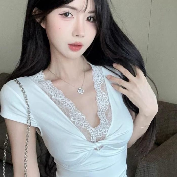 Lace splicing kink v-neck short-sleeved T-shirt women's summer design sense slim-fitting white pure desire wind tight and thin top