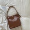 Niche Fashionable High-value Woven Bucket Messenger Bag Women's New Trendy Large-capacity Commuter Shoulder Bag