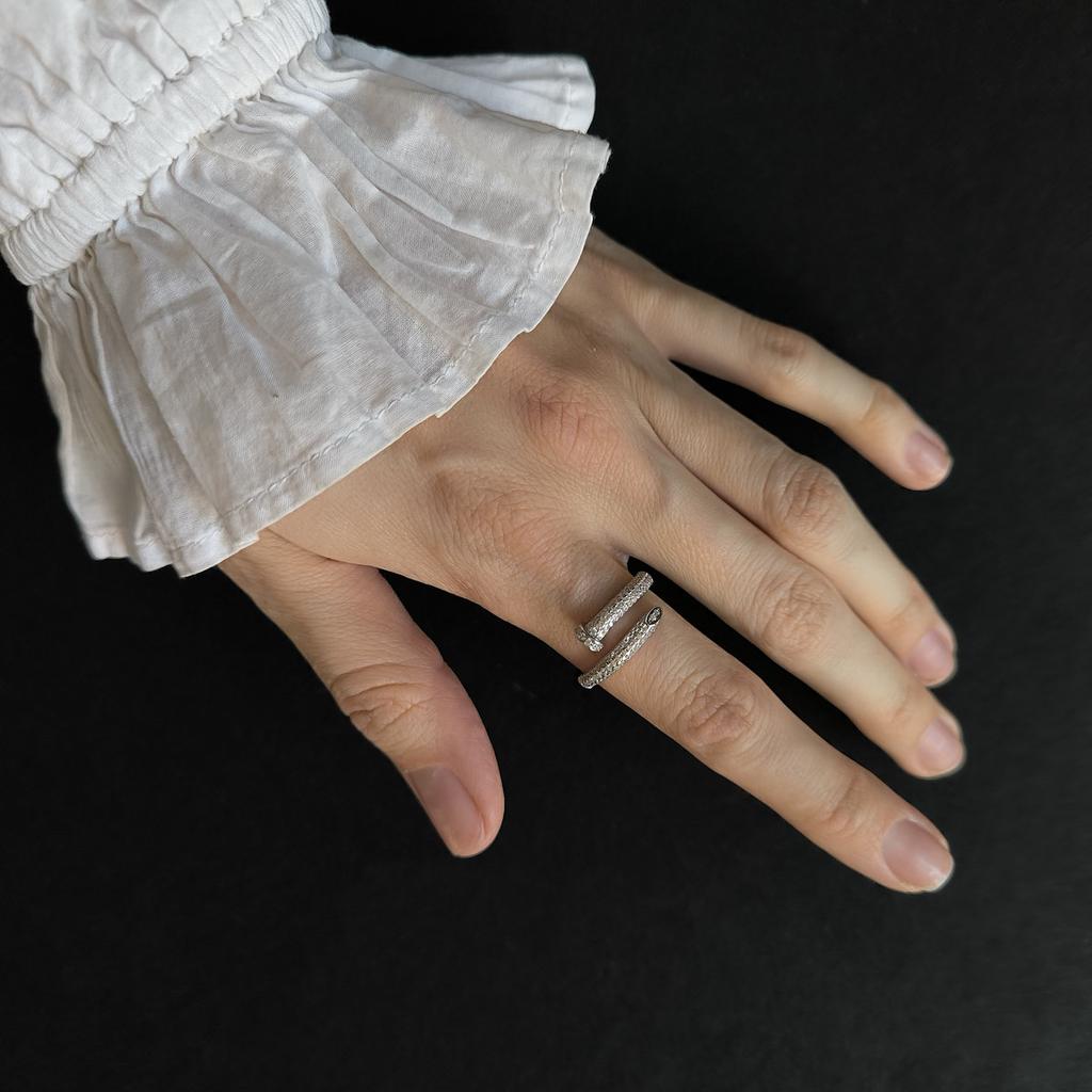Серебряное кольцо с фианитами, вес изделия 3,6 гр (2208006)