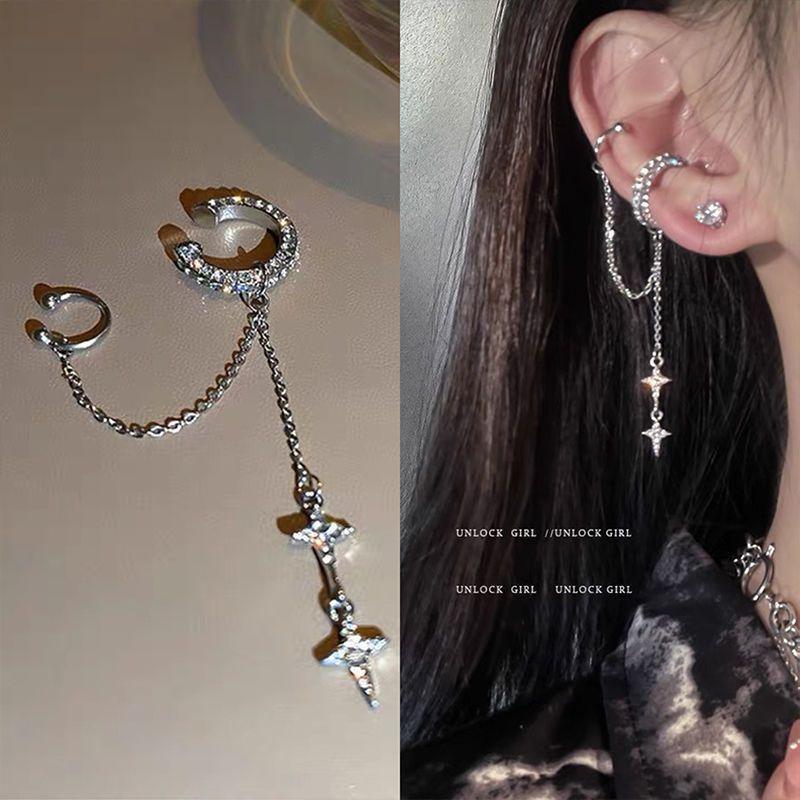 Love Ear Buckle Earrings Are Sparkling and Cute, Two Design Senses, Advanced Sense and Sparkling and Cute, Two Star Earbone Studs, Female.