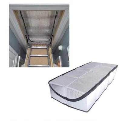 Scellage d'ouverture d'escalier de grenier avec feuille d'aluminium et film à bulles pour empêcher la perte de chaleur et protéger contre l'infiltration d'humidité