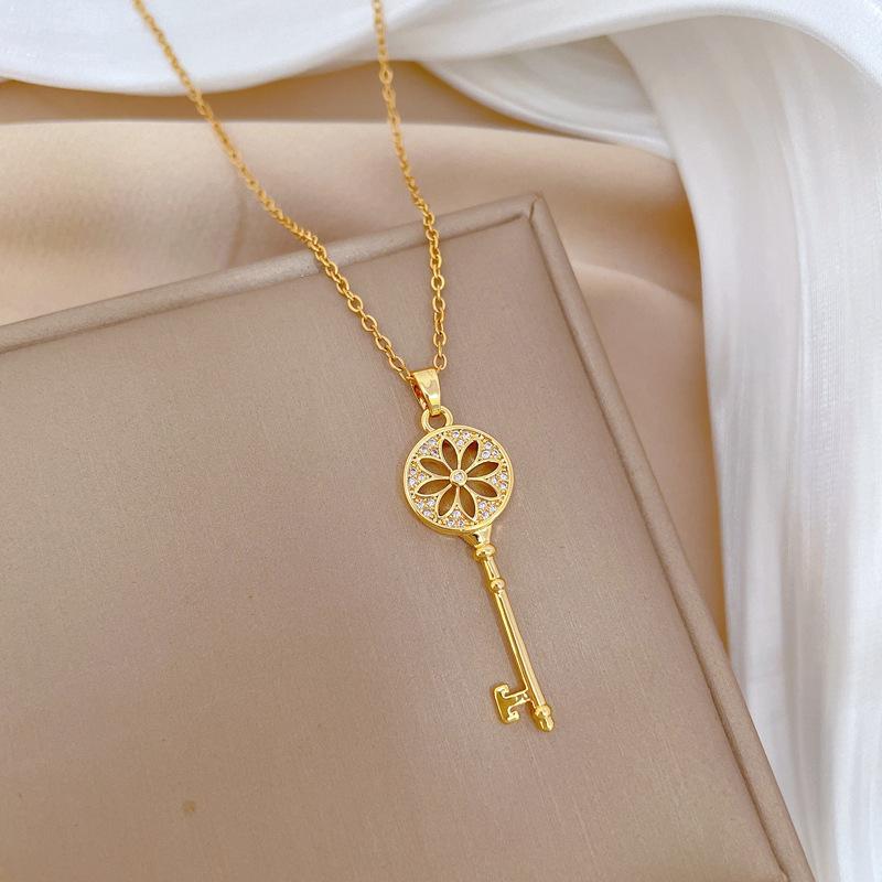 Sunflower Key Light Luxury Temperament Gorgeous Full Diamond Necklace Female Versatile Collarbone Chain Titanium Steel Chain