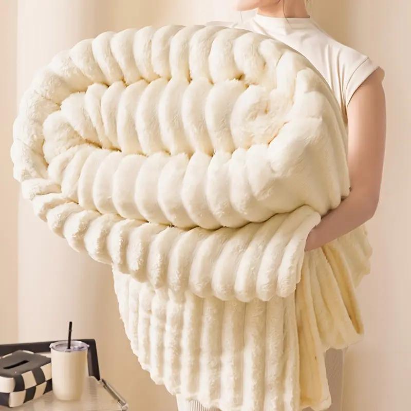 Koc z bardzo miękkiego pluszowego polaru 200*230cm - Przytulny beżowy flanelowy pled z prążkowaną teksturą, Można prać w pralce, Komfort na każdą porę roku do łóżka