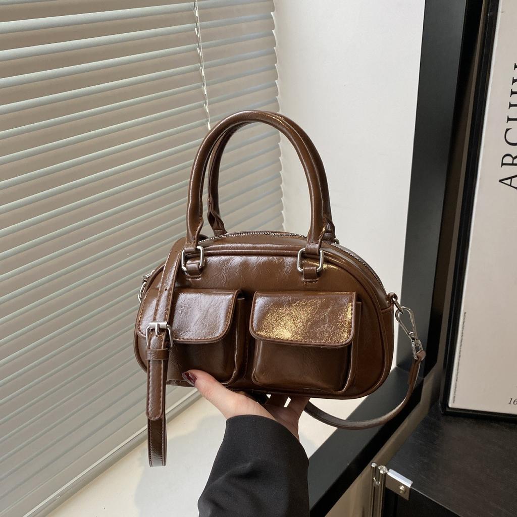 Korean version of trendy niche design underarm baguette bag women's 2025 autumn new shoulder Boston bag bowling bag