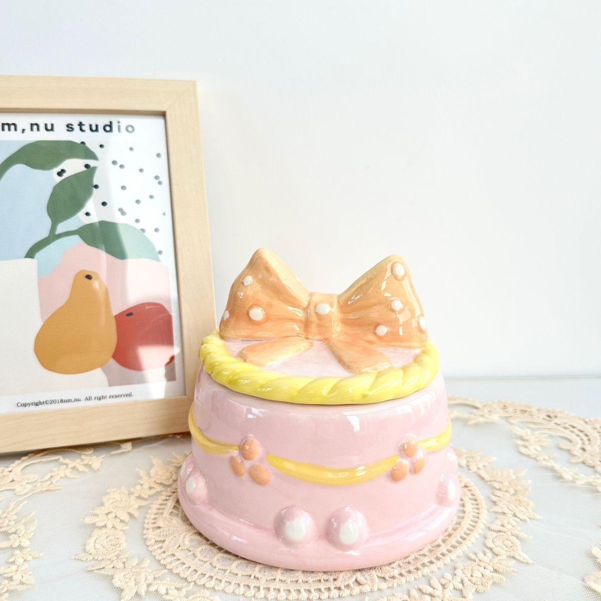 

Керамическая шкатулка для украшений в виде банта Милый расписной торт Настольное украшение Розовый горшочек для хранения украшений Декоративная банка в художественном стиле Настольное украшение Подарок