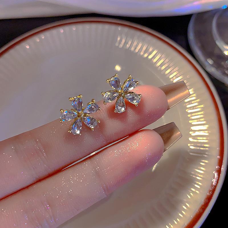 Cercei Stud Floare Culoare Aurie la Modă pentru Femei Cercei Rafinați cu Petale cu Zircon Strălucitor Cercei cu Temperament Estetic Zircon Cadou