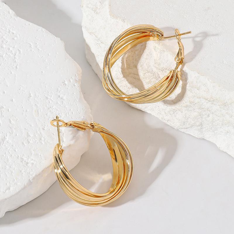 Retro Hong Kong Style Twisted Metal Earrings: Unique Design for Women, Trendy Ear Studs, Popular Autumn/Winter Accessories