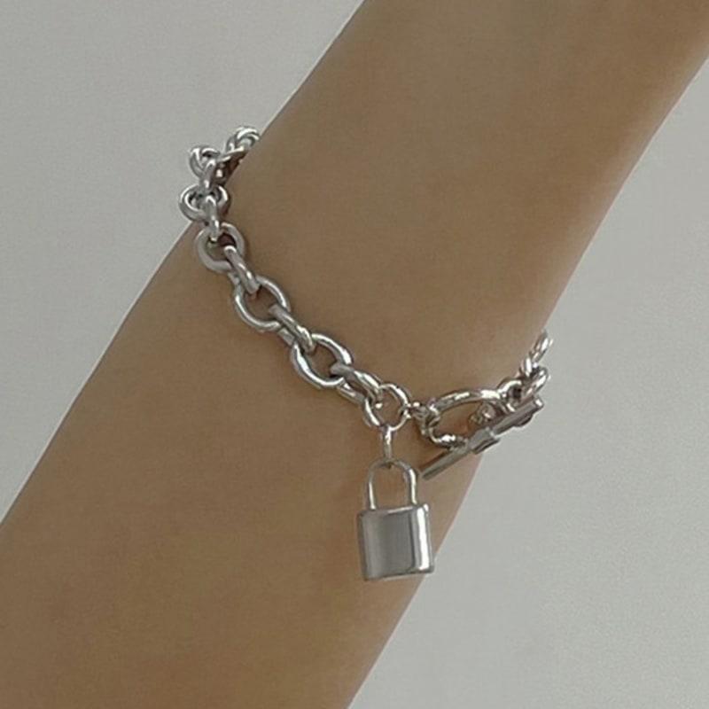 

VINTAGEPINK Bold Lock Sergical Steel Bracelet Silver