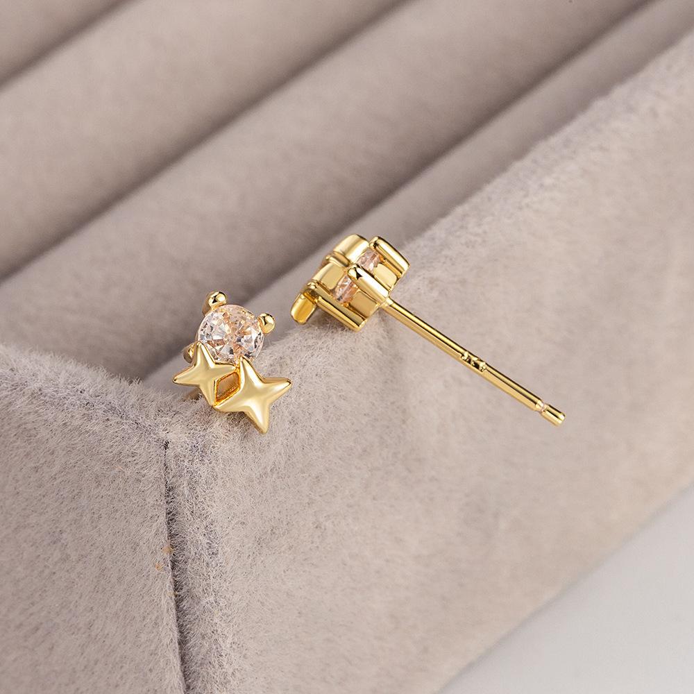 Sparkling zirconium quadrangle stud earrings are small, exquisite and simple, high-end exquisite niche design, personalized design, ear jewelry