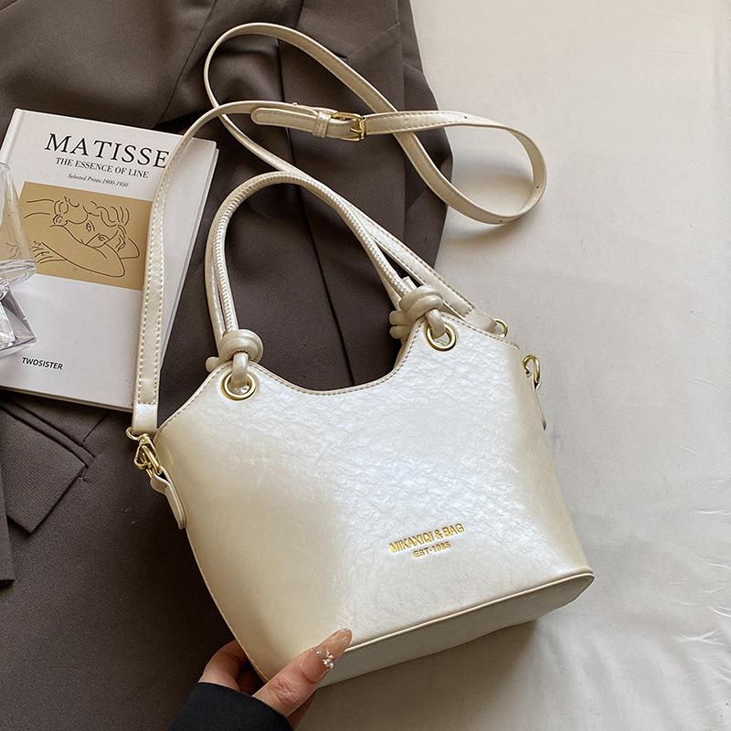 2025 New Products Are Popular, Fashionable and Simple, Hand-held Bucket Bags, Foreign Style and Versatile Commuting Solid Color PU Messenger Women's B