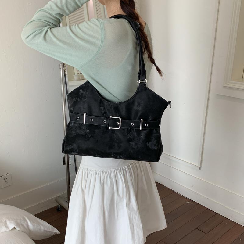 Solid Color Shoulder Bag with Buckle Strap Design Stylish Crossbody Bag for Daily Fashion Use
