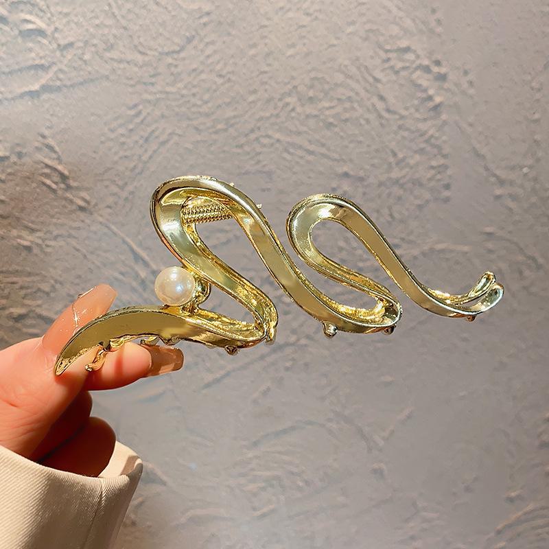 

Модный металлический большой зажим в виде акулы: Универсальный жемчужный аксессуар для волос золотой